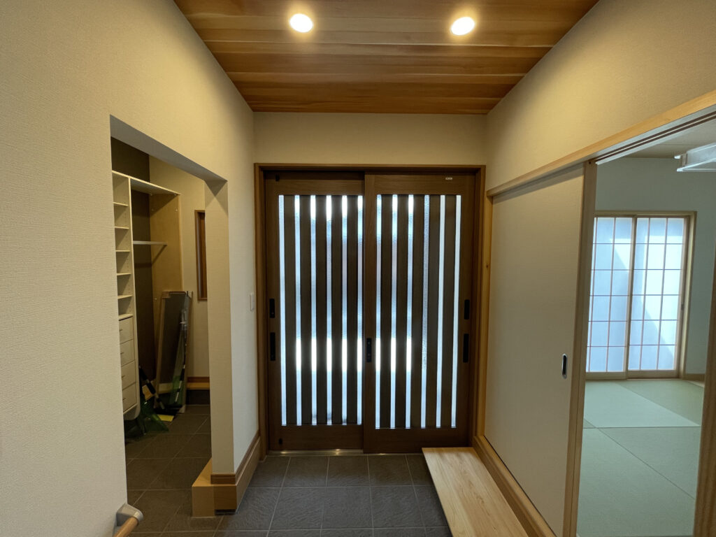 玄関　天井　無垢材